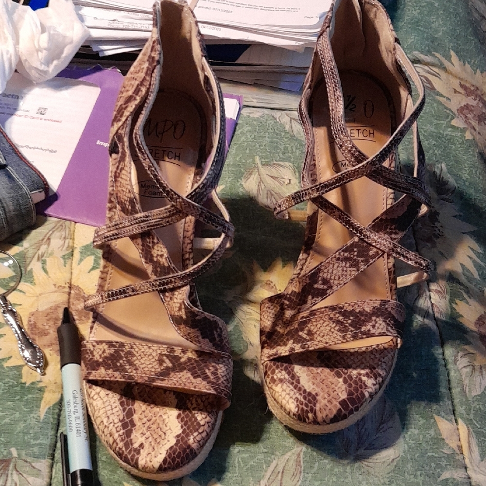 Womens Impo Stretch Memory Foam Snakeprint Sandals Size 9 1/2